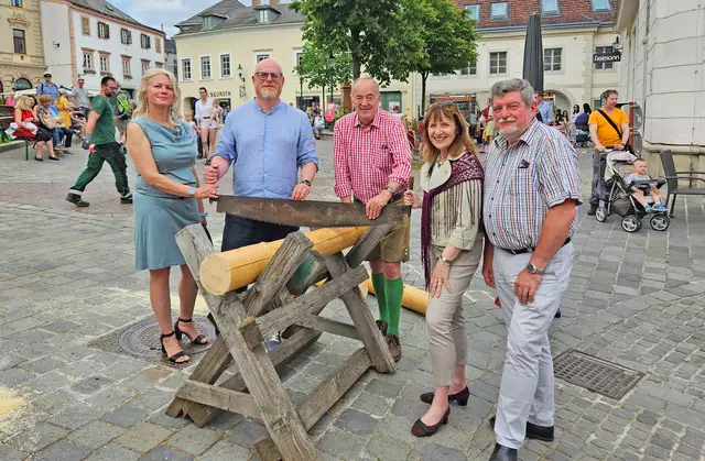 Das Wettsägen ist alljährlich ein Spektakel am Schrannenplatz! von links: Gorana Rampazzo-Todorovic, Stephan Schimanowa, Leo Lindebner, Silvia Drechsler und Peter Maschat. | Foto:  Stadtgemeinde Mödling /nh