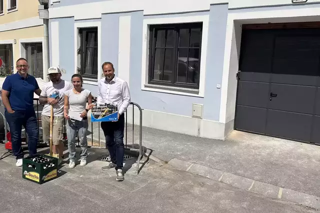 Andreas Miedler (Bauamt), Herr und Frau Zwölfer und Bürgermeister Patrick Layr vor dem neuen Zuhause der jungen Familie in der Innenstadt von Weitra. | Foto: Stadtgemeinde Weitra