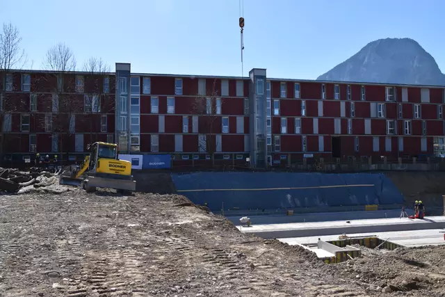 In Kufstein wird viel gebaut, wie beispielsweise das Studentenheim am Kasernenareal.  | Foto: Barbara Fluckinger