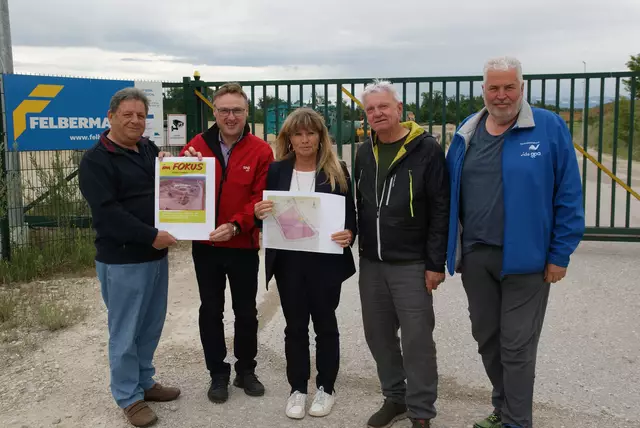 SPÖ-Landtagsabgeordnete Heidi Strauss stellt sich hinter die Parteikollegen in Edt bei Lambach, um einen Aufschub des Deponieprojektes der Firma Felbermayr zu erwirken. | Foto: Strauss