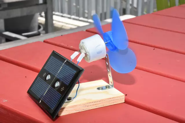 Große Begeisterung herrschte an der MINT-Mittelschule Pabneukirchen in den vergangenen beiden Schultagen. Buben und Mädchen der beiden ersten Klassen bauten ein Windrad und Solar-Lüfter.  | Foto: Robert Zinterhof