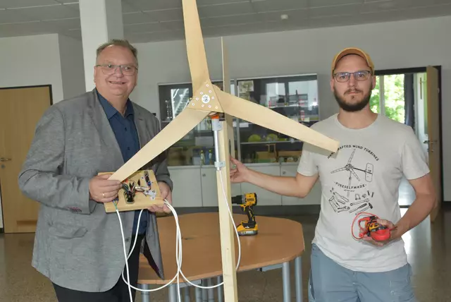 Große Begeisterung herrschte an der MINT-Mittelschule Pabneukirchen in den vergangenen beiden Schultagen. Buben und Mädchen der beiden ersten Klassen bauten ein Windrad und Solar-Lüfter.  | Foto: Robert Zinterhof