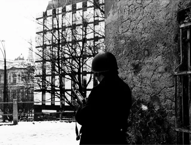 Eine Geiselnahme erschütterte Wien im Dezember 1975. Im Bild ein Polizist, der seine Waffe auf das Gebäude, in dem sich der Vorfall ereignete, richtete. | Foto:  Votava / brandstaetter images / picturedesk.com