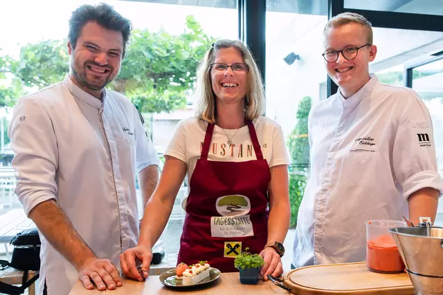 Die Spitzenköche Fabian Schasching und Max Eichberger mit Sonja Simlinger (Mitte) von der Tagesstätte – gemeinsam zauberten sie das Dessert mit Bienenwachs, Erdbeere, Vanille und Honig | Foto: foto-kraus.at