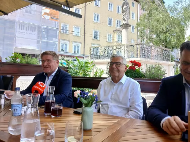 Pressekonferenz im Freien (v.l.): Günther Kronberger (GF Salzburg schmeckt), LR Josef Schwaiger | Foto: Martin Schöndorfer, 2025