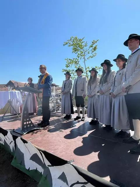 Beim Jubiläumsfrühschoppen wurden die neuen Trachten der Blasmusikerinnen und Blasmusiker des Musikvereins Seggauberg von Pfarrer Anton Neger gesegnet. | Foto: MV Seggauberg