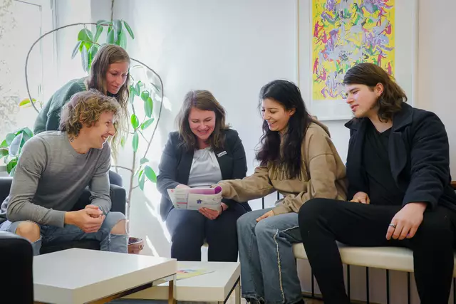 Schulleiterin Eva Daisenberger mit Studierenden | Foto: Caritas/Johannes Leitner