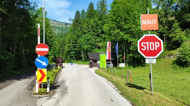 Über eine gut ausgebaute Mautstraße kommt man von Strobl oder Abtenau auf die Postalm... | Foto: I.Wozonig