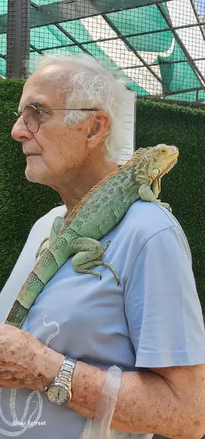 Klaus Stockreiter mit tierischer Begleitung.
