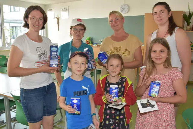 Petra Kloibhofer, Bernadette Rumetshofer und Michaela Holzweber vom Bäuerinnen-Team stellten sich im Kindergarten, in der Krabbelstube und in der Schulküche der VS und  MS mit Milchprodukten ein.  Kindergarten. Schulküche VS und MS.  | Foto: Zinterhof