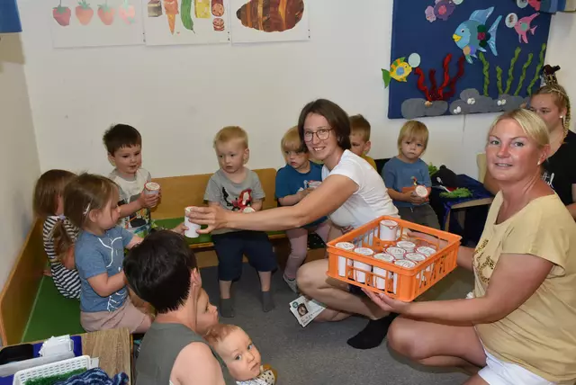 Petra Kloibhofer, Bernadette Rumetshofer und Michaela Holzweber vom Bäuerinnen-Team stellten sich im Kindergarten, in der Krabbelstube und in der Schulküche der VS und  MS mit Milchprodukten ein.   | Foto: Zinterhof