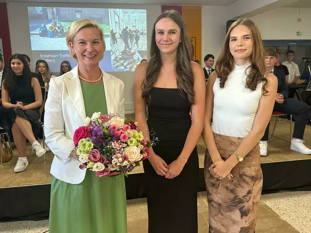 Blumen für Direktorin Sonja Hasler | Foto: HAK OP