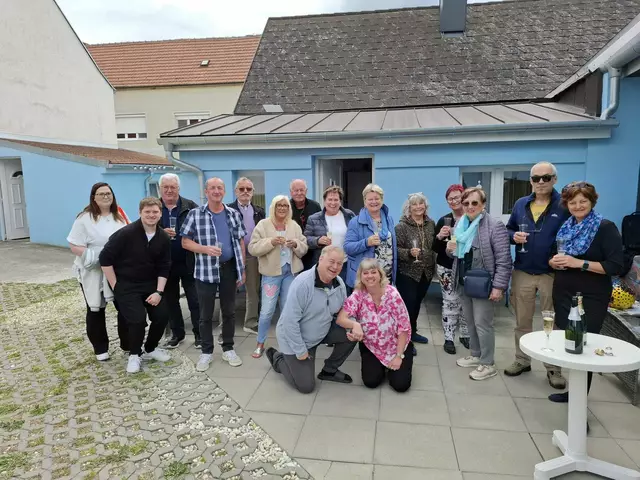 Bei Kaffee, Kuchen und Sekt wurde auf viele weitere gesunde und aktive Jahre angestoßen. | Foto: Sieglinde Ohr