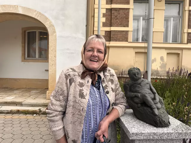 Regine Wahl aus Bernstein huschte als Komparsin durch einige Filmszenen.  | Foto: Lisa Stöckl