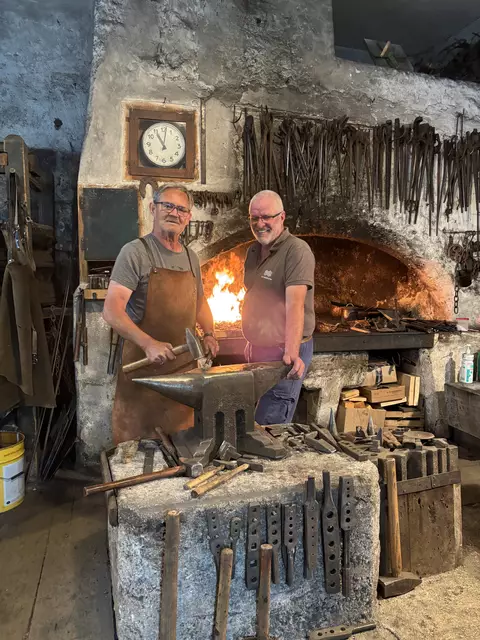 Die beiden Schmiede Kurt Rathgeb und Michael Riedlsperger zeigten MeinBezirk eindrucksvoll, was es heißt, ein Schmied zu sein. | Foto: Sarah Braun