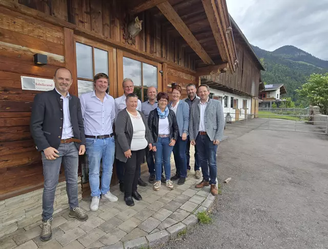 LK-Präsident Josef Hechenberger, Jakob Fuchs jun., Gerda und Jakob Fuchs sen., Ortsbauernobmann Stefan Krall, Vizepräsidentin Helga Brunschmid, Bezirksbäuerin Christine Lintner, Bezirksstellenleiter Simon Hörbiger und Bezirksobmann Michael Jäger  (v.l.) am Hinterfirsthof in Söll. | Foto: LK Tirol