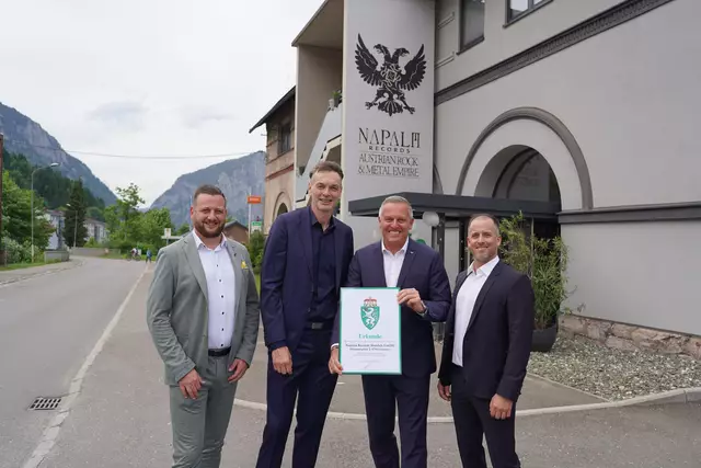 Napalm Records wurde mit dem Steirischen Landeswappen ausgezeichnet. Im Bild: Thomas Rauninger (Bürgermeister von Eisenerz), Geschäftsführer Markus Riedler, Landeshauptmann Mario Kunasek, Geschäftsführer Thomas Caser (v.l.) | Foto: Land Steiermark