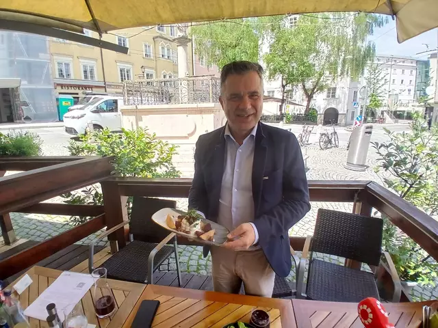  "Die Genusswochen haben für mich eine sehr große Bedeutung. Wir wollen zeigen, welche kulinarischen Meisterleistungen Köchinnen und Köche und Gastwirte aus unseren heimischen Produkte machen. Da steckt viel Arbeit und Mühe dahinter. Gleichzeitig aber auch die Ehrlichkeit das es eine kontrollierte Qualität ist und der Konsument sich darauf verlassen kann", sagt Rupert Quehenberger, Salzburgs Präsident der Landwirtschaftskammer. | Foto: Martin Schöndorfer, 2025