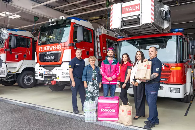 Oskar Reitberger jun. (Kommandant der Feuerwehr Traun), Michaela Meindl (Stadtamt Traun), Dzejhun Emin (Foodora Österreich), Denise Paul (Penny Weidfeldcenter Traun), Eva-Maria Minichberger (Penny Österreich Verkaufsleiterin) und Jakob Gschossmann (Leiter der Versorgungseinheit). | Foto: Stadtmarketing Traun