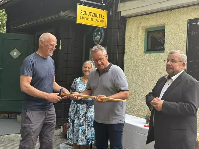 Sigi Göschl mit einem Geschenk für Martin Aichinger. | Foto: MeinBezirk Perg/Köck