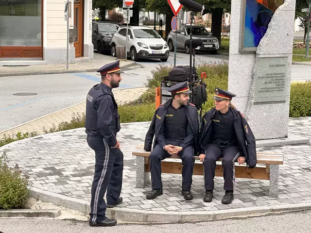 Auch die Polizei(komparsen) musste auf ihren Einsatz warten.  | Foto: Lisa Stöckl