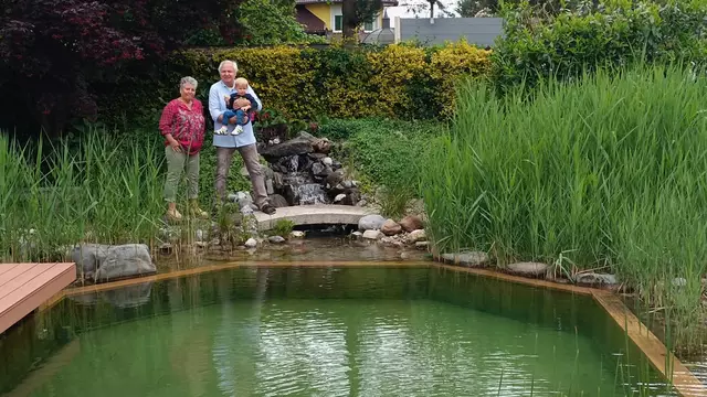 Manuela und Albert Kogler mit Enkel Konstantin vor der plätschernden Idylle. | Foto: Privat