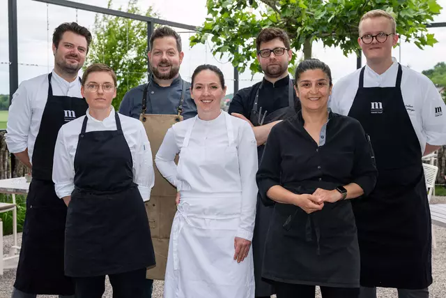 Das Team der Spitzen-Küche: (hinten) Fabian Schasching, Hausherr Michael Nährer und Max Eichberger (vorne) Steffi Parlow, Sandra Scheidl, Parvin Razavi | Foto: foto-kraus.at