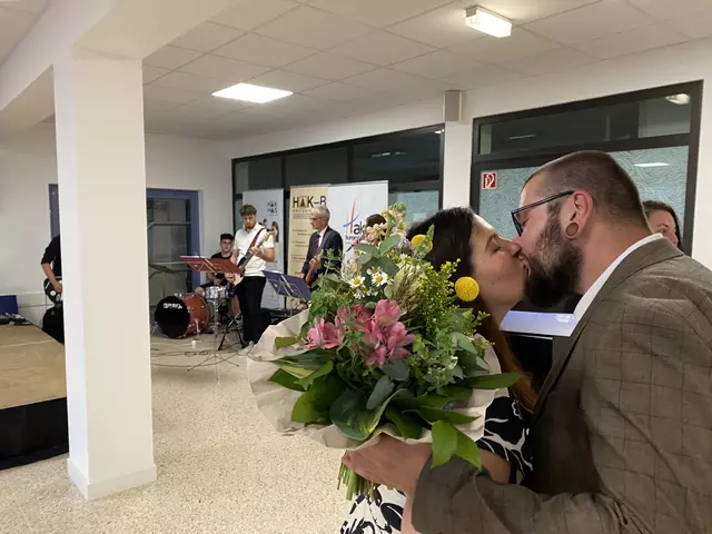 Gratulation zum Abschluss mit Auszeichnung - das Matura-Baby folgt dann im Juli