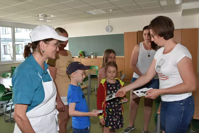 Petra Kloibhofer, Bernadette Rumetshofer und Michaela Holzweber vom Bäuerinnen-Team stellten sich im Kindergarten, in der Krabbelstube und in der Schulküche der VS und  MS mit Milchprodukten ein.   | Foto: Zinterhof