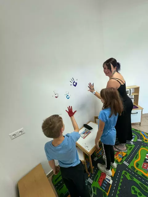 Kinder dürfen sich nach dem Haarschnitt auf einer eigenen Wand verewigen. | Foto: Friseur Zechmeister