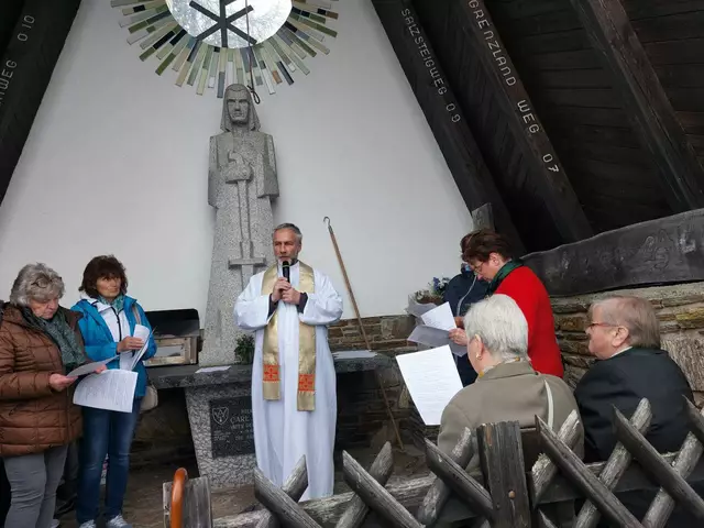 Teilnehmerinnen und Teilnehmer bei der Maiandacht bei der Pauluskapelle mit Pfarrer Piotr Tomecki. | Foto: Privat