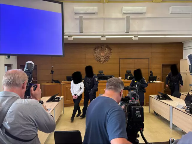 Mutmaßlicher Täter wird zu Verhandlungsbeginn vor Gericht geführt. | Foto: MeinBezirk.at