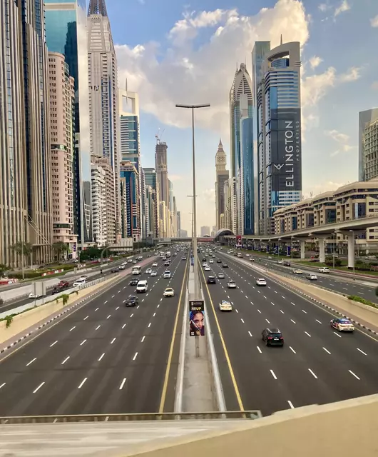 Dubai: Auch die Straßen sind überdimensioniert | Foto: em