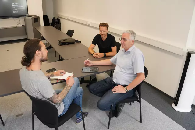 Horst Niederbichler (rechts), Geschäftsführer vom Abfallwirtschaftsverband Villach, und Christopher Pfleger (hinten), Leiter der Abfallwirtschaft der Stadt Villach, im Gespräch mit MeinBezirk-Redakteur Peter Kleinrath. | Foto: MeinBezirk.at