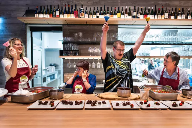 Florian lösst die Glocken erklingen – denn jetzt gibt es frische Erdbeeren mit Schokolade überzogen | Foto: foto-kraus.at