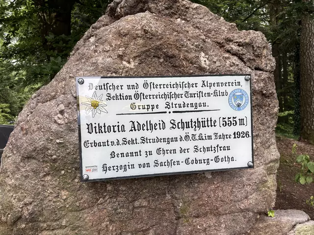 Infotafel auf einem Stein. 2026 wird die Schutzhütte 100 Jahre alt. | Foto: MeinBezirk Perg/Köck