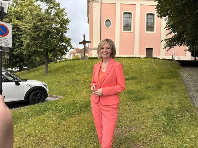 Julia Koch schlüpft in die Rolle "Evas".  | Foto: Lisa Stöckl