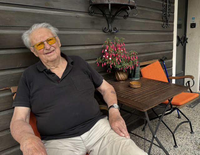 Zeitzeuge Adolf Weisch überlebte den Bombenangriff 1944 als Bub – heute erzählt er mit Ruhe und Klarheit von den dramatischen Ereignissen seiner Kindheit. | Foto: MeinBezirk.at
