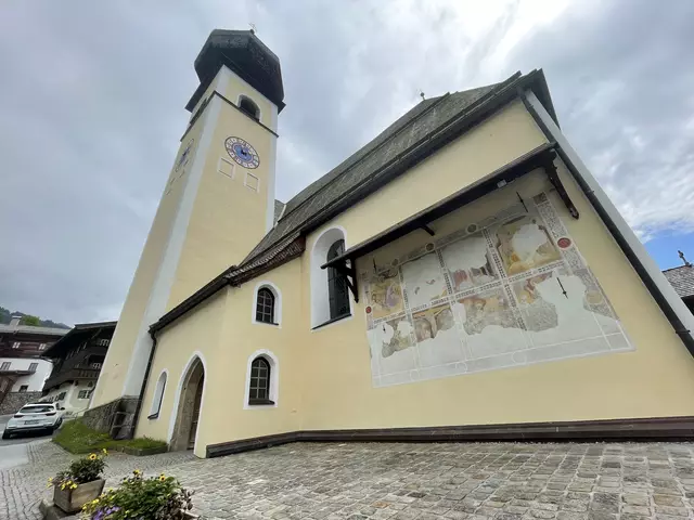 Der Kirchturm mit der markanten Zwiebelhaube wurde in den Jahren 1663/64 erbaut. | Foto: Johanna Bamberger