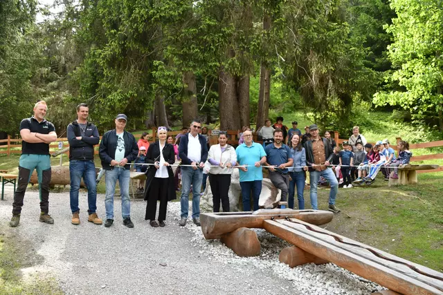 V.l.: Waldaufseher Hannes Zach, Bernhard Pixner (Erdbau), GR Fritz Peer, RM-GF Sabine Richter, Vizebgm. Burkhard Kreutz, Tamara Somavilla (Naturidea), GR Michael Reimeir, Bgm. Florian Riedl, Projektkoordinatorin Tanja Egg und GV Marc Achmüller | Foto: Kainz