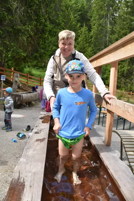 In der neuen Kneippanlage: Gabriel und Assistenzkraft Manuela Röthinger | Foto: Kainz