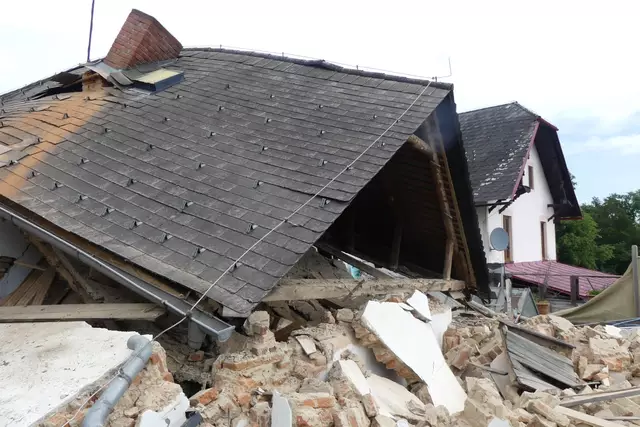 Vermutlich durch eine Gasexplosion kam es zum teilweisen Einsturz des Gebäudes.  | Foto: Berufsfeuerwehr Graz