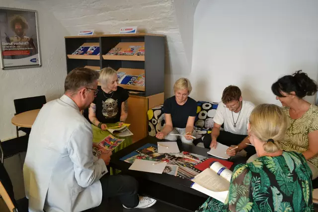 Abteilungsleiter Markus Nagy mit den Jugendlichenberater:innen Nicole Reidinger, Nicole Lang, Alexander Simecek, Rosemarie Modad-Pirklbauer und Elisabeth Siegmeth. | Foto: AMS WN Gerald Tschank
