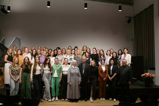 Weihbischof Hansjörg Hofer überreichte die Preise des Ledóchowska Schul-Awards an Schülerinnen von fünf Projektgruppen. | Foto: Erzdiözese Salzburg (eds)/Michaela Greil