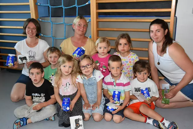 Petra Kloibhofer, Bernadette Rumetshofer und Michaela Holzweber vom Bäuerinnen-Team stellten sich im Kindergarten, in der Krabbelstube und in der Schulküche der VS und  MS mit Milchprodukten ein.  Kindergarten.  | Foto: Zinterhof