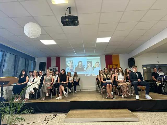 Die Ehrenplätze waren gut gefüllt bei der Verabschiedung der beiden Klassen | Foto: HAK OP