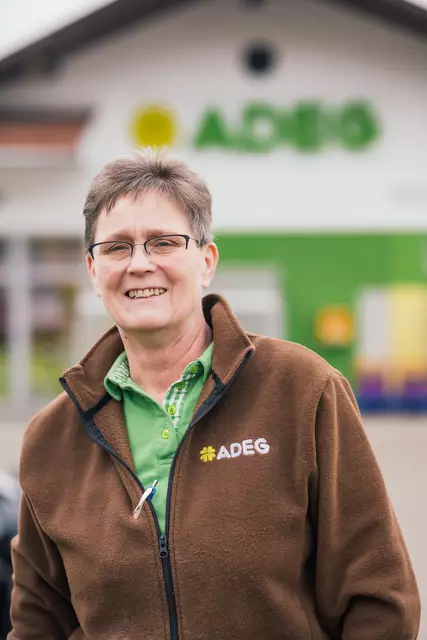 In ihrem Markt in Ernsthofen zeigt die selbstständige Adeg-Kauffrau Gisela Haumann, wie Lebensmittelrettung in den Alltag integriert werden kann.
 | Foto: REWE Großhandel GmbH / LEONARDO RAMIREZ PHOTOGRAPHY