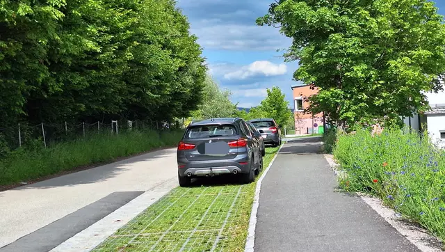 Versickerungsfähige Parkplätze in Wartberg. | Foto: Gemeinde Wartberg