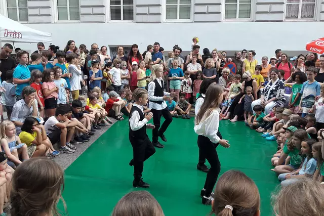 Die Schülerinnen und Schüler präsentieren gemeinsam mit dem Lehrpersonal ihre einstudierten und kreativen Performances.  | Foto: GB*