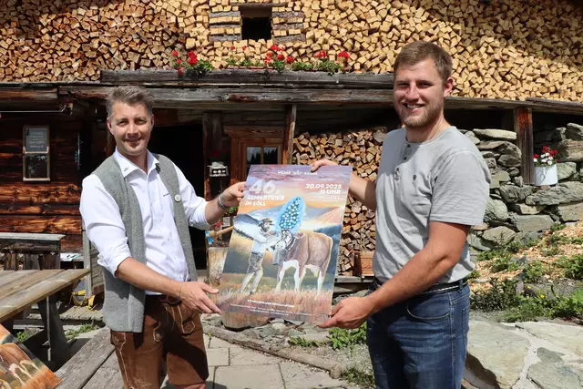 Gabriel Eder übergab das Plakat im Anschluss an Alminger Christoph Feger und wünschte ihm einen schönen Almsommer. | Foto: Nimpf